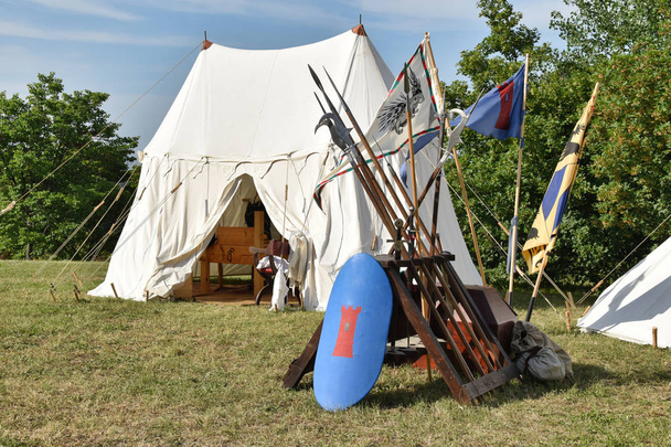 Campamento medieval con lanzas y armas
 - Foto, imagen