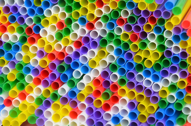 Picia słomki plastikowe kolorowe, z bliska jako tło - Zdjęcie, obraz