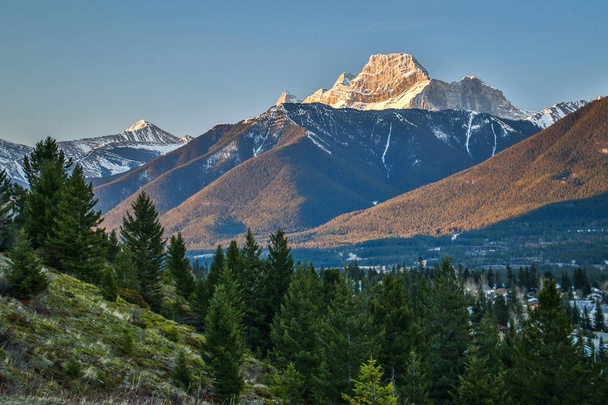 Mt. Vue en riant depuis le belvédère de la terrasse Benchlands à Canmore, Canada, vue printanière sur les rochers canadiens, la dernière neige au Canada
 - Photo, image