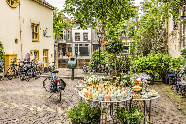 Platz im Zentrum von Alkmaar mit Fahrrädern und Pflanzen. Niederlande Holland - Foto, Bild