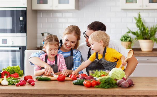 gelukkige familie met kinderen groente salade op hom voorbereiden - Foto, afbeelding