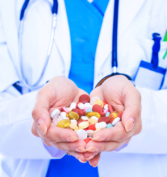 Doctor sosteniendo un montón de drogas en una mano - Foto, imagen