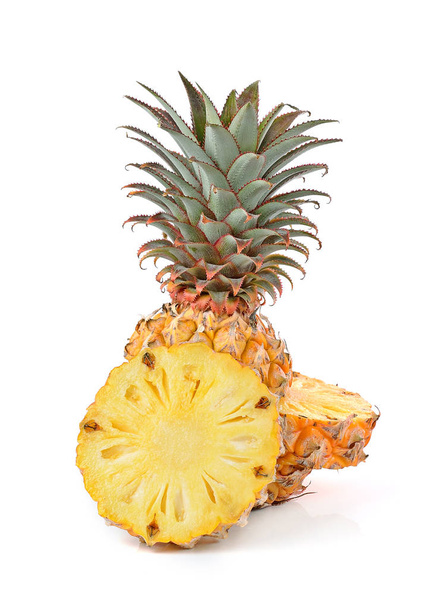 Mehukas kypsä viipaloitu ananas eristetty valkoisella pohjalla
 - Valokuva, kuva