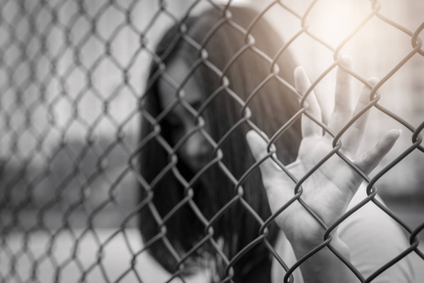 Deprese, problémy, pomoc a šanci. Beznadějný ženy zvýšit ruku na plot požádat o pomoc - Fotografie, Obrázek