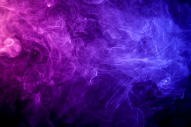 Vastag lila füst elszigetelt fekete háttéren. Háttérben a füst a vap - Fotó, kép