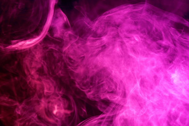 Облако розового дыма на черном изолированном фоне. Фон из дыма вап
 - Фото, изображение