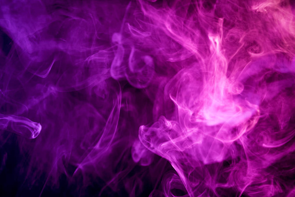 Fumée épaisse et colorée bleue et rose sur un fond isolé noir. Contexte de la fumée du robinet
 - Photo, image