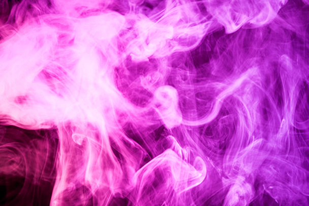 Épaisse fumée rose colorée sur un fond noir isolé. Contexte de la fumée du robinet
 - Photo, image