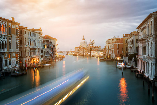 Venedik'in, İtalya Venedik Canal Grande ve Basilica Santa Maria della Salute gündoğumu, muhteşem manzarasına sahip. Venedik ünlü seyahat İtalya için kendi benzersiz şehir ve kültür yer. - Fotoğraf, Görsel