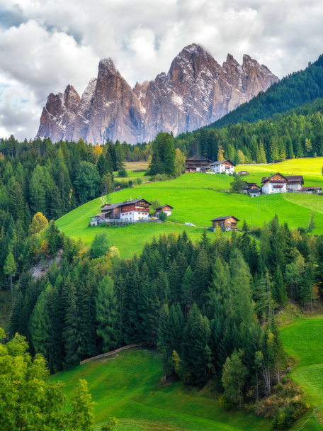 Hegyi falu Villnoss táj Geisler hegyi csoport Puez-Geisler Természetvédelmi Park, az északnyugati Dolomitok hegyei Dél-Tirolban, Észak-Olaszország. - Fotó, kép