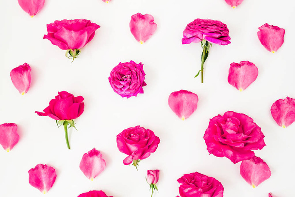 Vue du dessus des fleurs roses avec pétales isolés sur fond blanc
 - Photo, image
