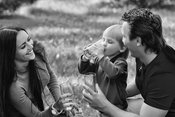 Happy kid having fun. Happy family with water glass - Zdjęcie, obraz