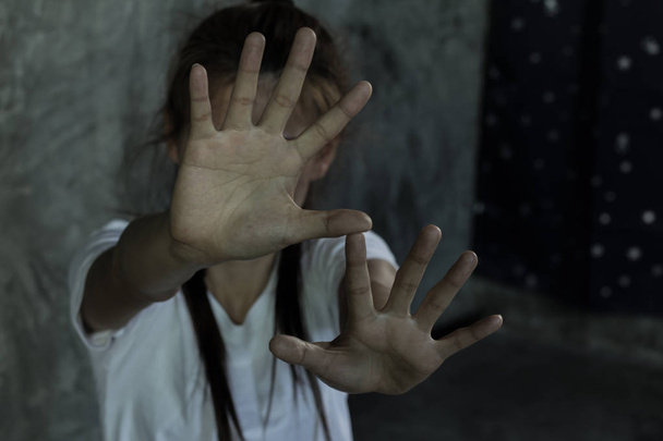 Женщины поднимают руки, чтобы продемонстрировать борьбу с торговлей людьми, остановить насилие в отношении женщин, Международный женский день
 - Фото, изображение