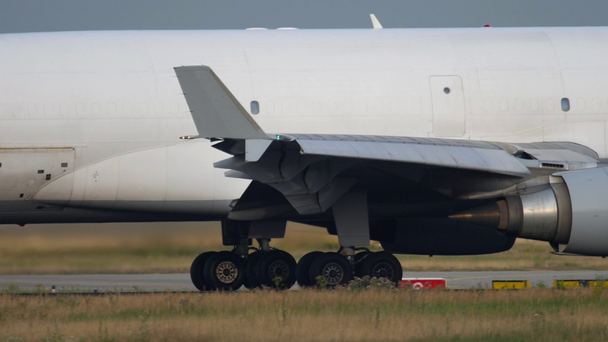 Nagy teherszállító repülőgép gurulás - Felvétel, videó
