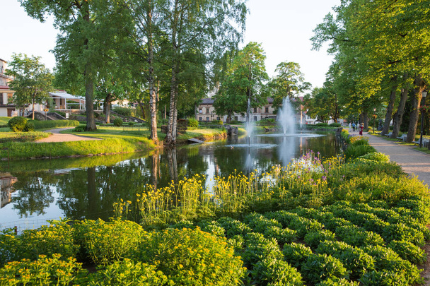 Város-Cesis, Lettország. Régi város és a park. Zöld és napsütéses nap. 2018 - Fotó, kép