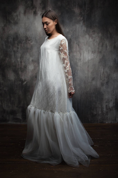 Fashionable bride model dress black background light - Foto, afbeelding
