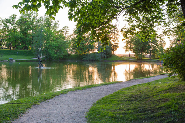 Město Cesis, Lotyšsko. Staré město a park. Zelené a slunečný den. 2018 - Fotografie, Obrázek