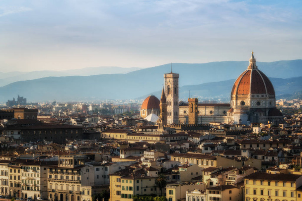 Florenz Kathedrale (cattedrale di santa maria del fiore) im historischen Zentrum von Florenz, Italien mit Panoramablick auf die Stadt. Florenz Kathedrale ist die wichtigste Touristenattraktion der Toskana, Italien. - Foto, Bild