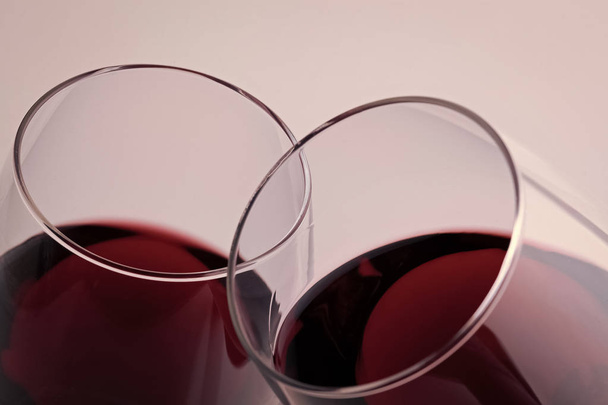Two goblets with red wine - Фото, зображення