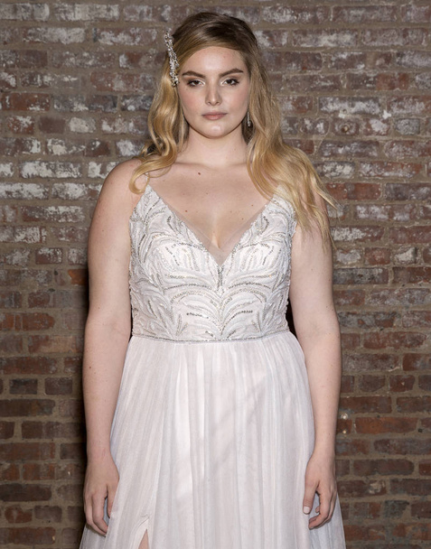 NUEVA YORK, NY - 14 de abril de 2018: Una modelo posa en el Maggie Sottero Bridal Spring 2019 Collection Presentation Show durante NY Fashion Week Bridal
 - Foto, imagen