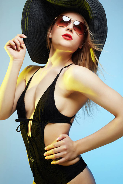 Şapkalı güzel ve genç birbayan. yaz moda güzellik sarışın kız - Fotoğraf, Görsel