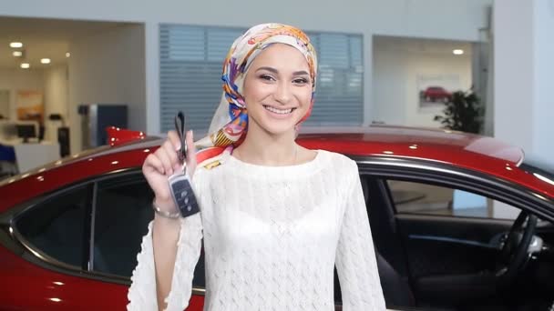Μουσουλμανική γυναίκα με το κλειδί του αυτοκινήτου πάνω από αυτοκίνητο εμφάνιση φόντο - Πλάνα, βίντεο