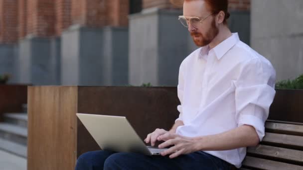 Loss, Man Frustrated by Results on Laptop while Sitting on bench - Materiał filmowy, wideo