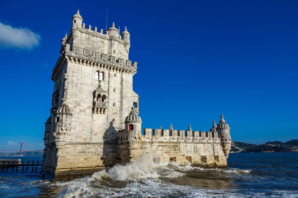Lisboa Torre de Belem contra el cielo azul
 - Foto, Imagen