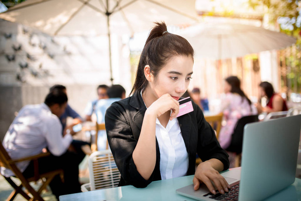 Elfoglalt fiatal üzletasszony dolgozik íróasztal segítségével laptop kávézóban - Fotó, kép