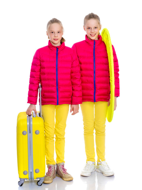 Two little girls with suitcases are traveling. - Foto, Bild