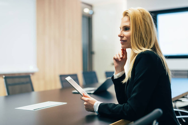Attractive businesswoman using digital tablet in modern office - Zdjęcie, obraz