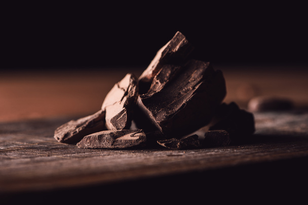closeup shot of pieces of dark chocolate on wooden tabletop  - Foto, immagini