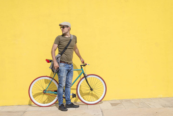 Man posing with his fixed gear bicycle wearing sunglasses - Fotografie, Obrázek