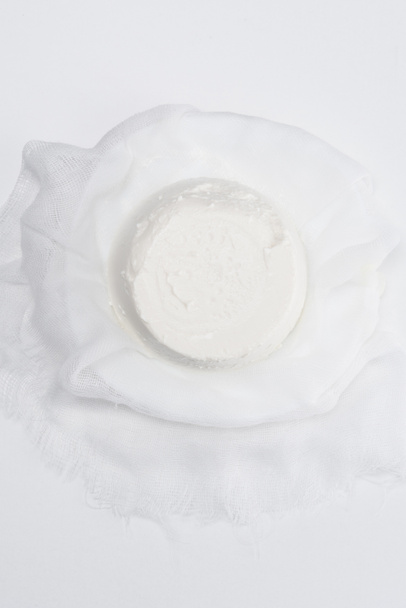 το Top view νόστιμο τυρί cottage σε cheesecloth σε λευκά επιτραπέζια - Φωτογραφία, εικόνα