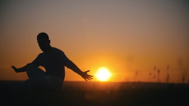 Человек выполняет боевые техники на фоне заходящего солнца, замедленной съемки
 - Кадры, видео