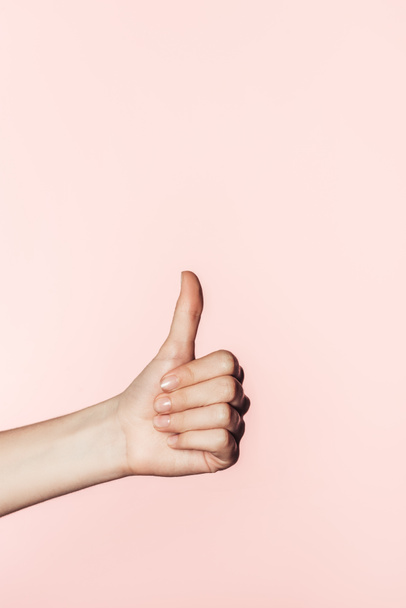  körülvágott kép nő csinál hüvelykujjával felfelé gesztus elszigetelt rózsaszín háttér - Fotó, kép