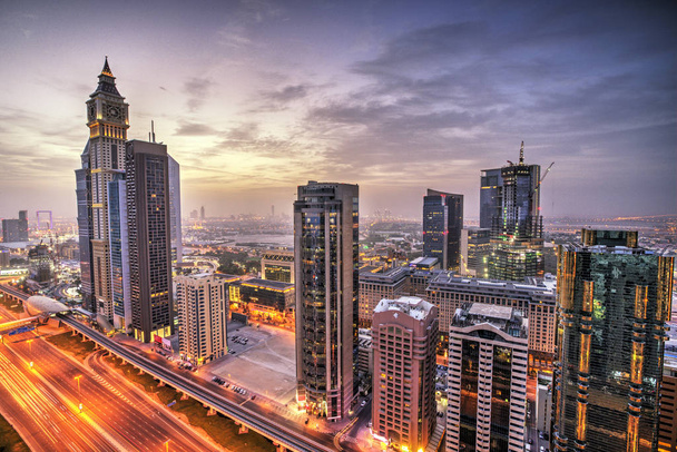 Дубай захід сонця панорамою вулиці Шейх Заїд Роуд. Дубай є супер сучасного міста ОАЕ, космополітичний Мегаполіс. - Фото, зображення
