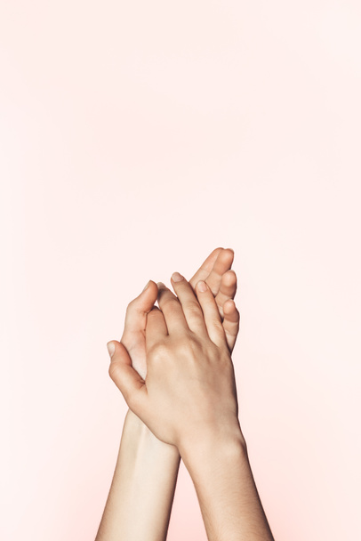 обрезанный снимок женщины пожимающей собственные руки изолированы на розовом фоне
 - Фото, изображение