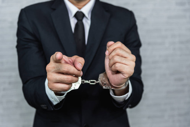 бізнесмен в наручниках заарештований на сірому фоні
 - Фото, зображення