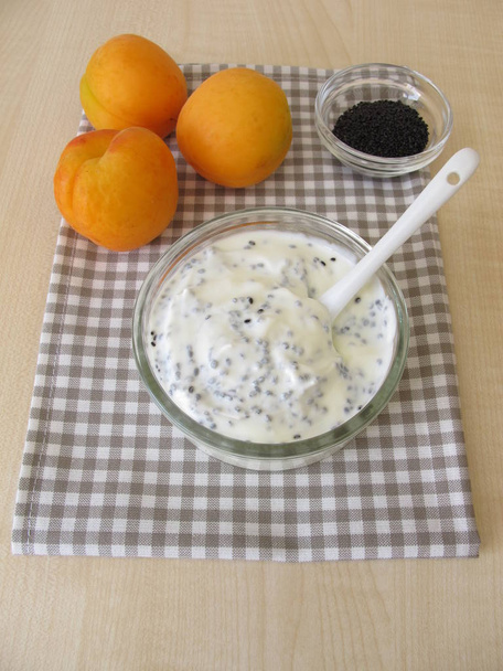 Joghurt-Dessert mit Basilikumkernen - Foto, Bild