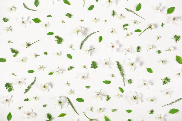 Квітковий візерунок з весняних квітів і листя ізольовані на білому тлі. Пласка лежала. Вид зверху
. - Фото, зображення