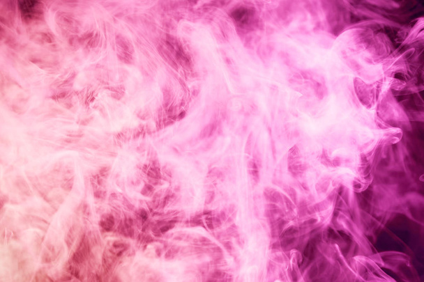 Colorato fumo rosa su uno sfondo nero isolato. Sfondo dal fumo del vap
 - Foto, immagini