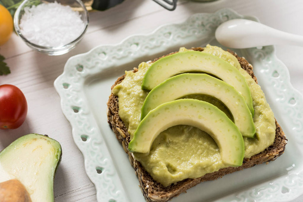 Terveellinen aamiainen tuoreen avokado levitä guacamole viipaleella leipää
 - Valokuva, kuva