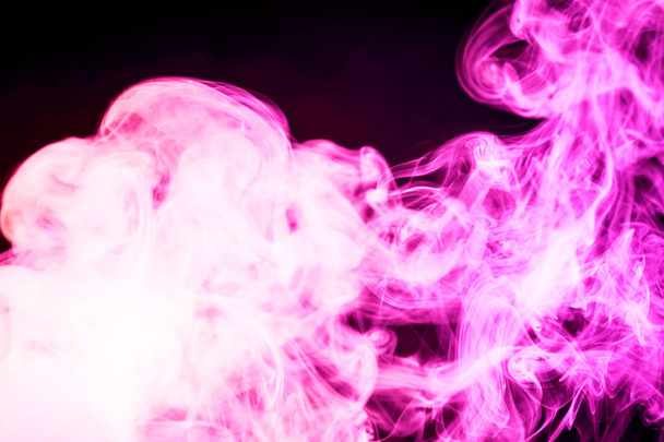 孤立した黒地にカラフルなピンクの煙。Vap の煙から背景 - 写真・画像