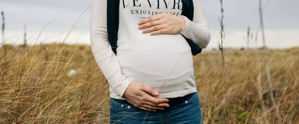 Mujer embarazada acariciando su barriga
 - Foto, imagen