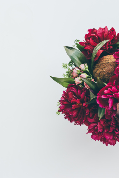 Widok z góry florystyka bukiet z różowe piwonie, róże i kokosowe na białym z miejsca kopii - Zdjęcie, obraz