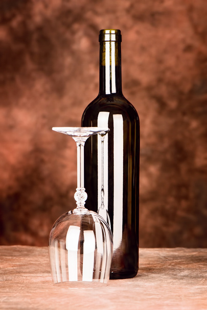 Wine bottle and wine cup - Foto, afbeelding