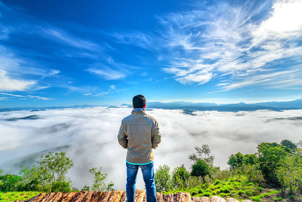 Silueta joven de pie en una alta colina pintoresca ciudad natal rural en la niebla valle de la mañana envuelto en montañas que se cierne gran lugar panorámico ondulante para el Vietnam nativo
 - Foto, Imagen