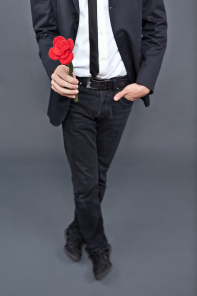 Homme donnant tissu rose
 - Photo, image