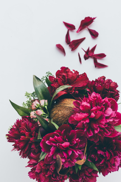 цветочный букет с пионами, розами и кокосом на белом с лепестками
 - Фото, изображение